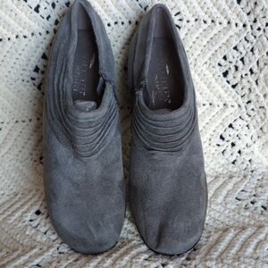 AEROSOLES Gray Suede Flats